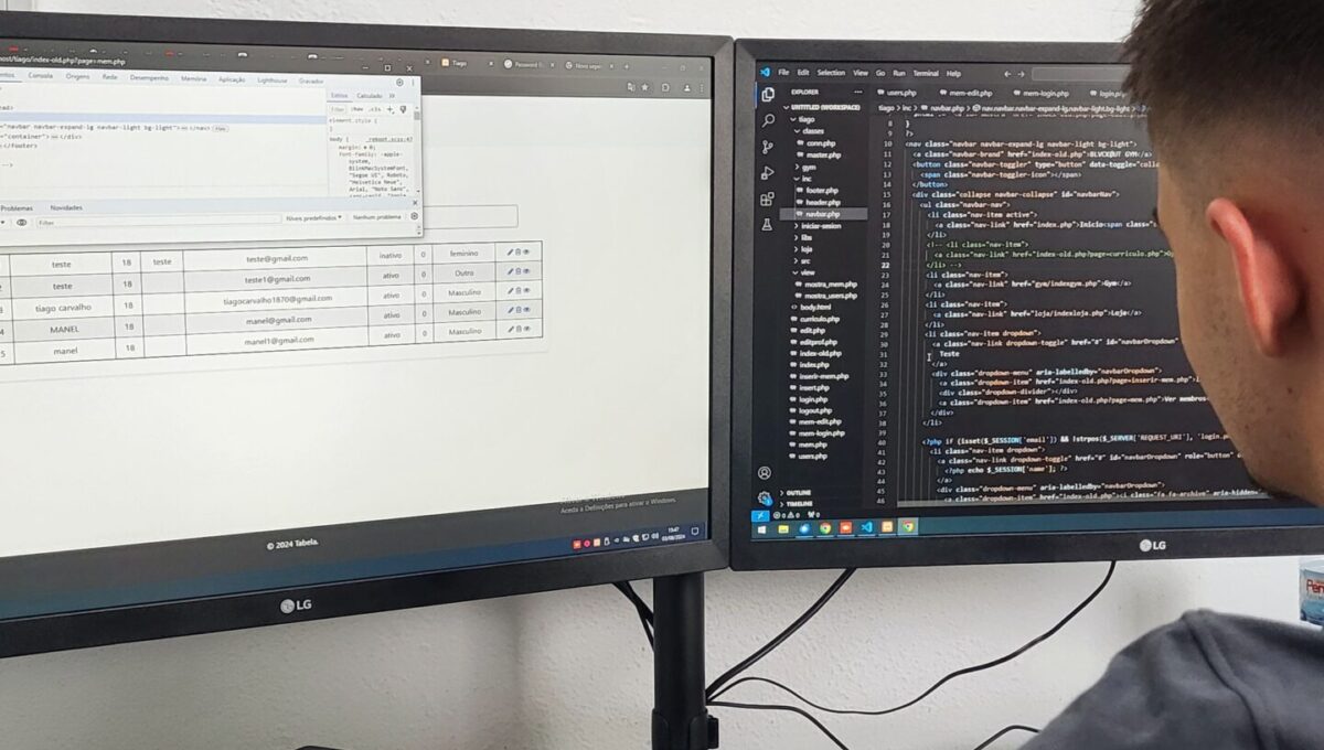Aluno a programar em dois monitores